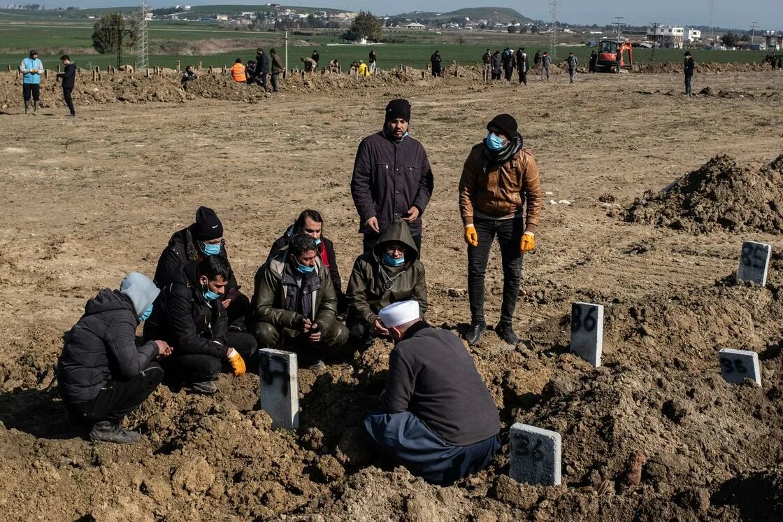 Похороны в турции фото Кладбища для жертв землетрясений вырыли в Турции. У ряда могил пока нет имен (фо