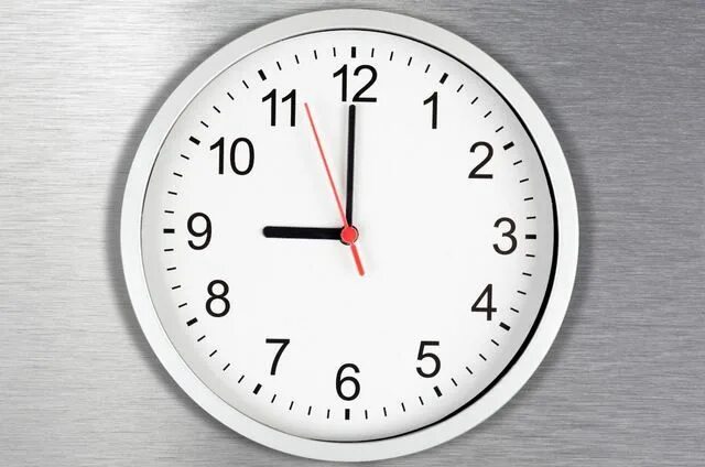 Поиск часов по фото British schools are removing analog clocks because teens can't read them - TMJ4 