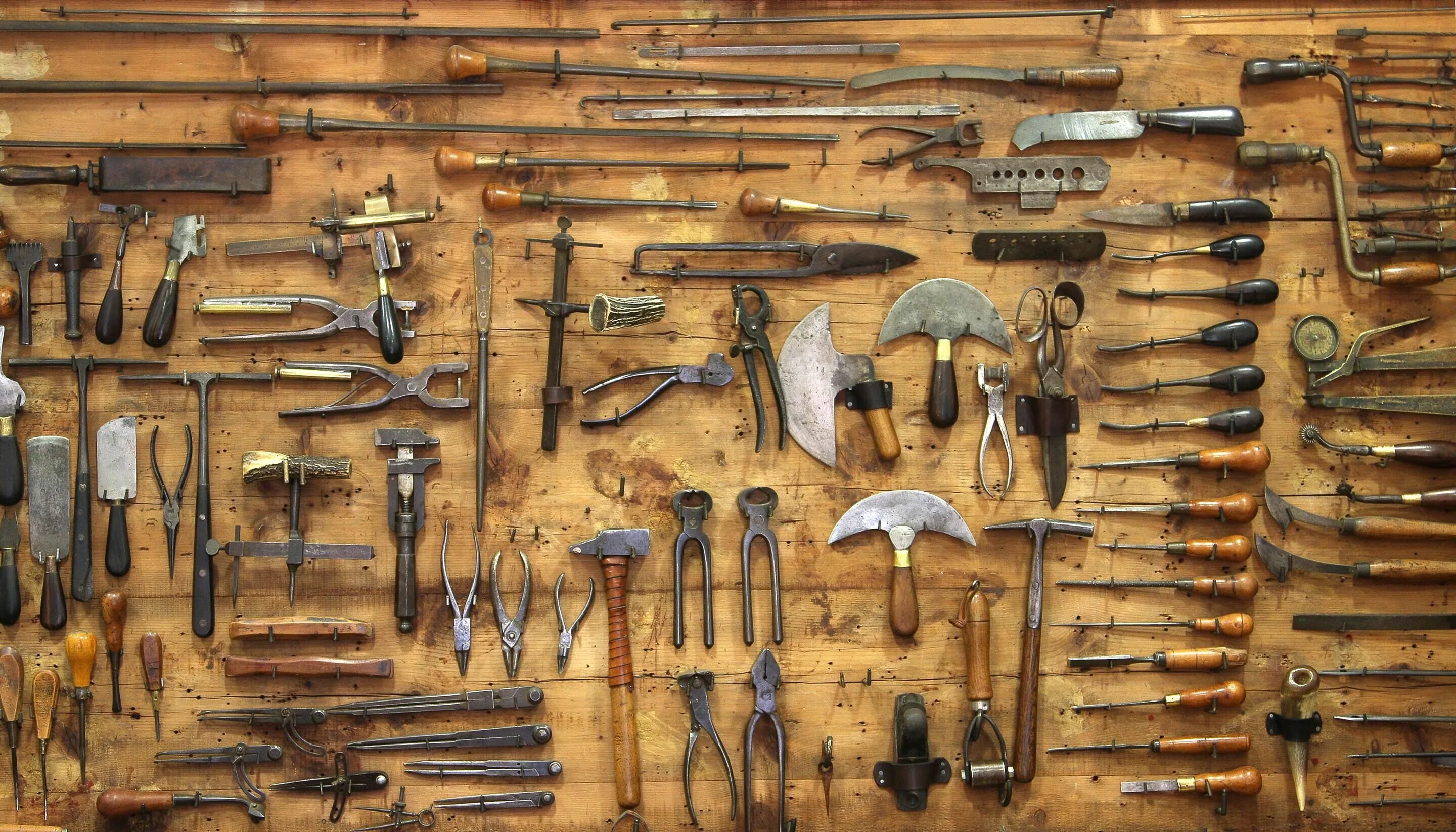 View from above tools on wooden table - knolling 01 stock photo (180182) - YouWo