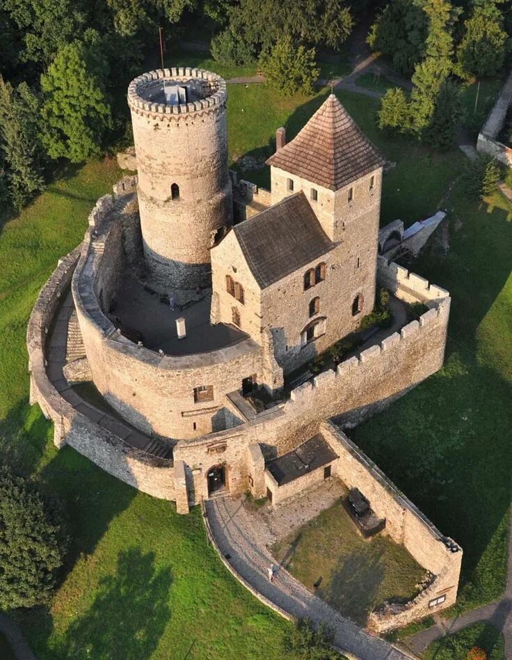 Поиск замка по фото Bedzin Castle Poland Small castles, Castle house, Castle designs