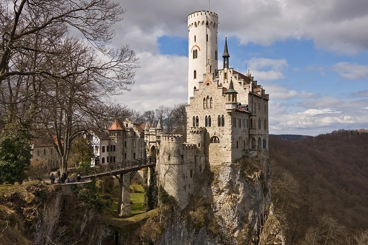 Поиск замка по фото Файл:Schloss Lichtenstein 04-2010.jpg - Вікіпедыя