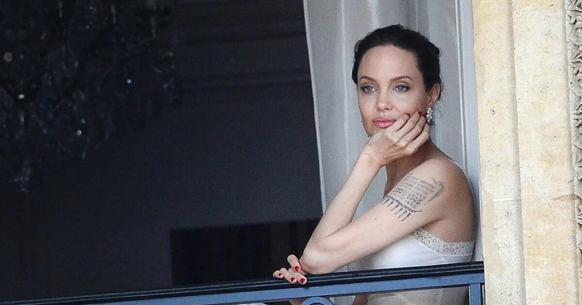 Пока ты на балконе листаешь фото анджелины Angelina Jolie Pops Up in Paris, Plus Hilary Duff, Zendaya & More