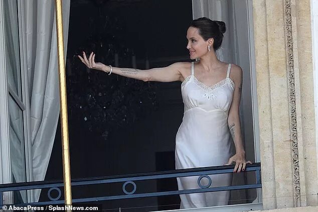 Пока ты на балконе листаешь фото анджелины Angelina Jolie looks elegant in a negligee as she models on a balcony in Paris D