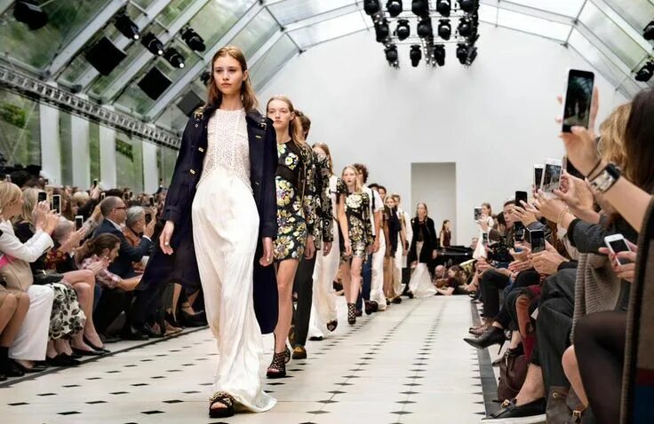 Показ мод 2024 женская Burberry on Twitter Fashion, Insta fashion, Vogue brasil