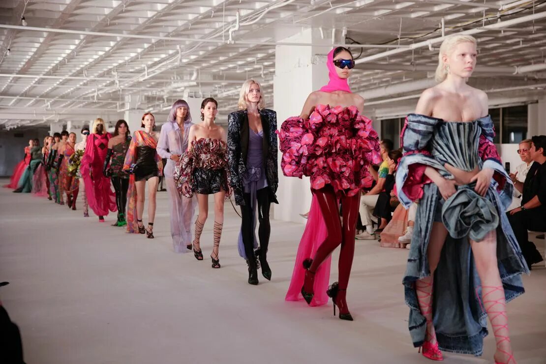 Показ мод 2024 женская New York Fashion Week: Highlights from the Spring-Summer 2023 shows CNN