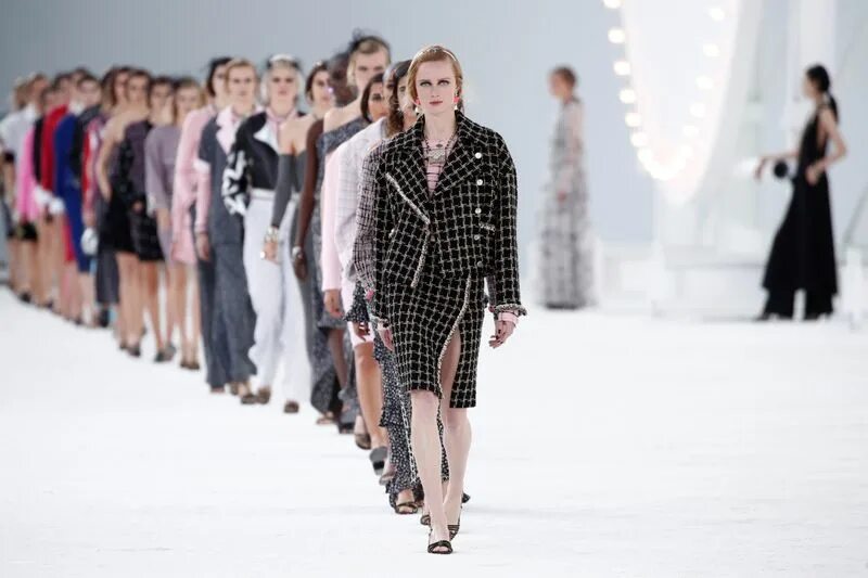 Показ мод 2024 женская Chanel brings Hollywood glamour to Paris Fashion Week