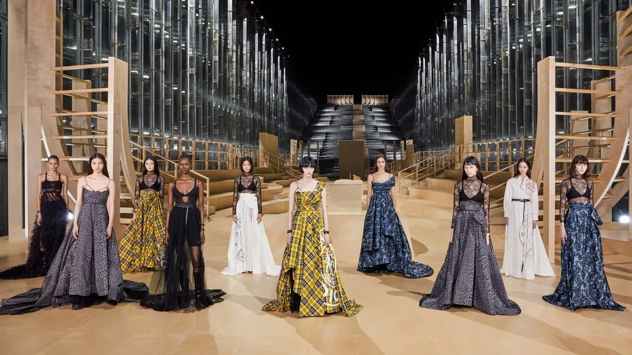 Показ мод 2024 женская Dior embraces the school girl trend for its show is Seoul Vogue France