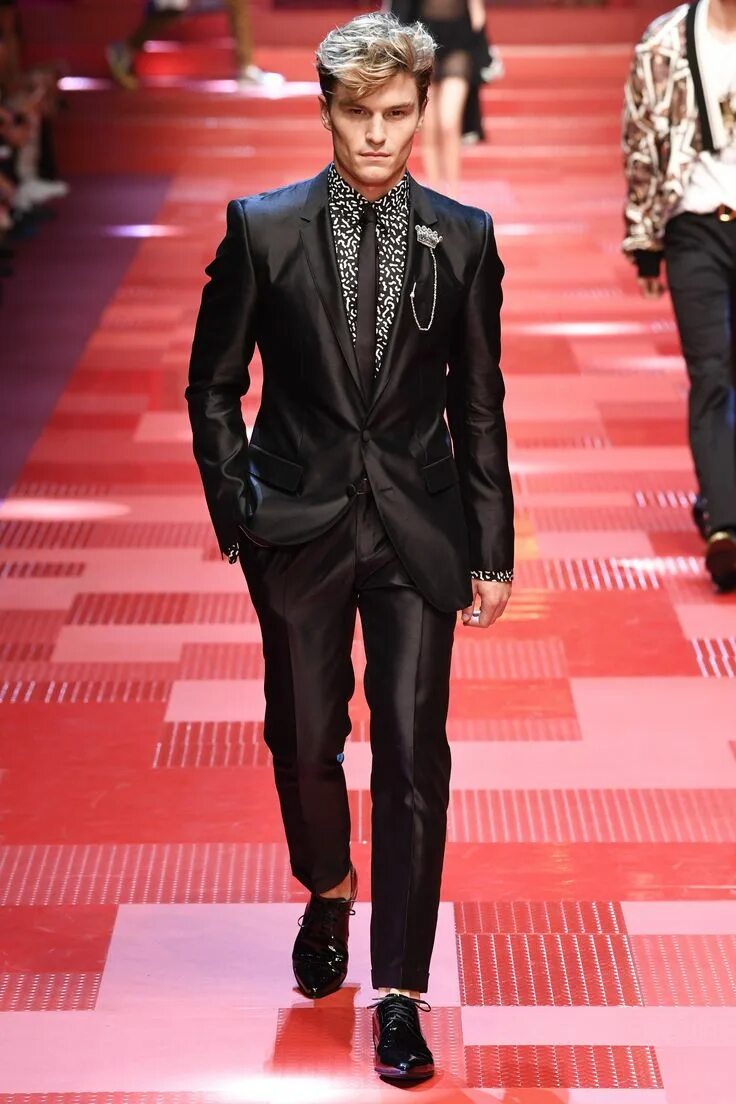 Показ мод мужских костюмов Dolce & Gabbana Spring 2018 Menswear Fashion Show Collection: See the complete D