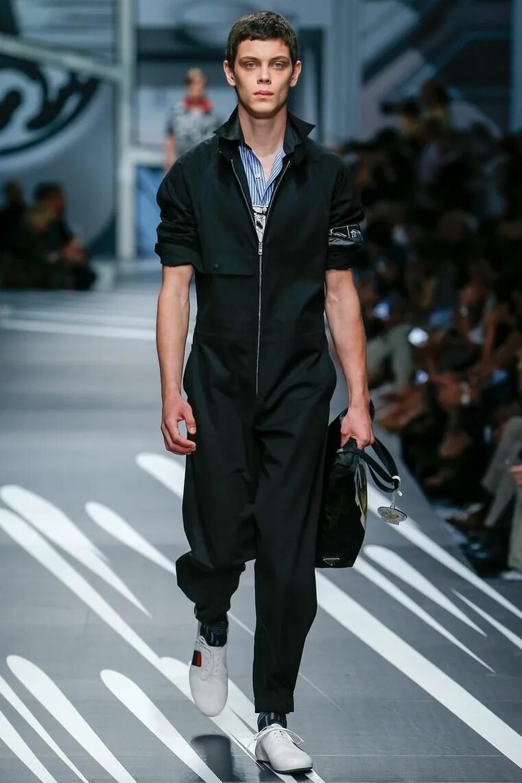 Показ мод мужской одежды 2024 Prada veut nous faire porter des combi' Mode homme, Mode urbaine pour homme, Sty