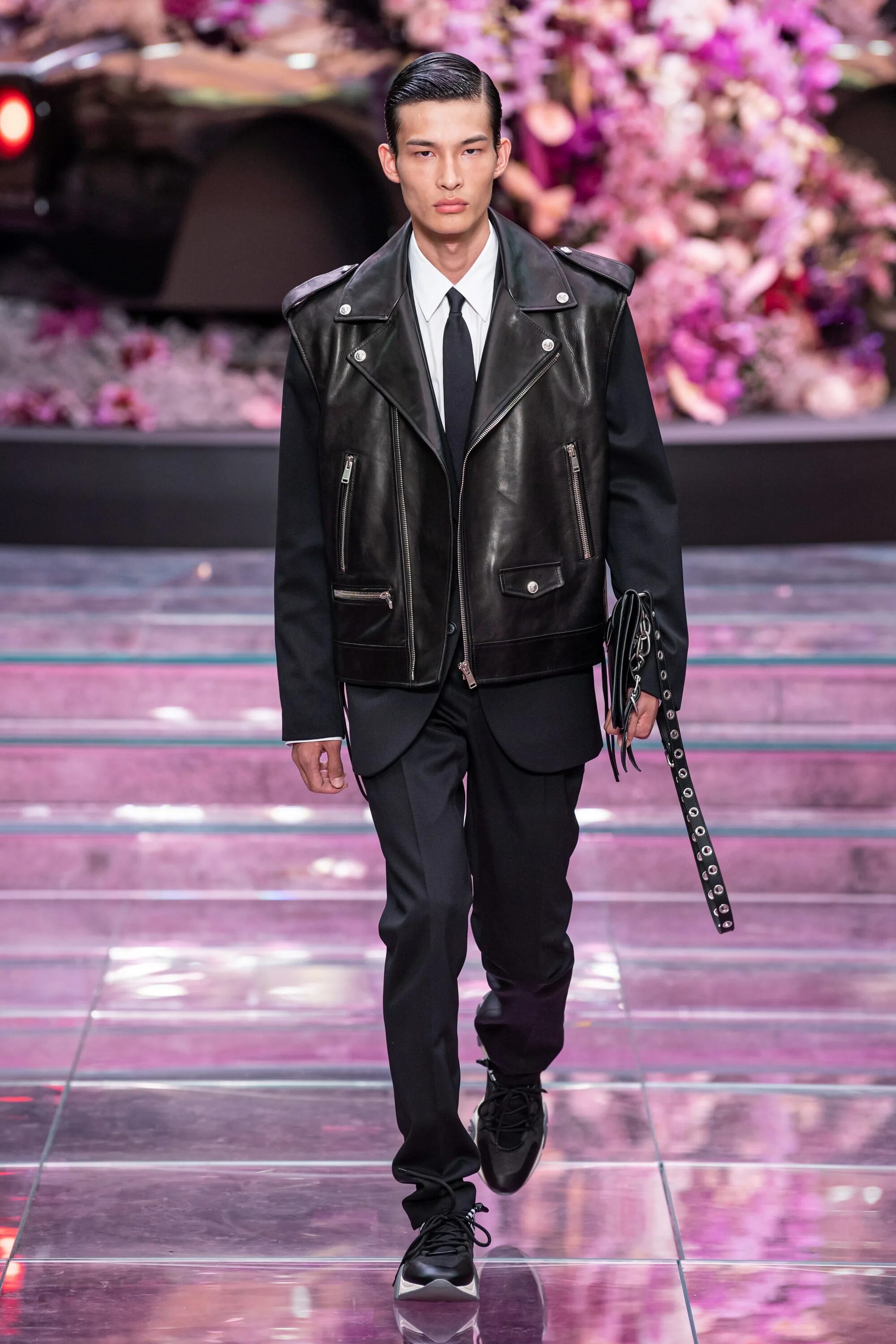 Показ мод мужской одежды 2024 Versace Spring 2020 Menswear Collection Vogue