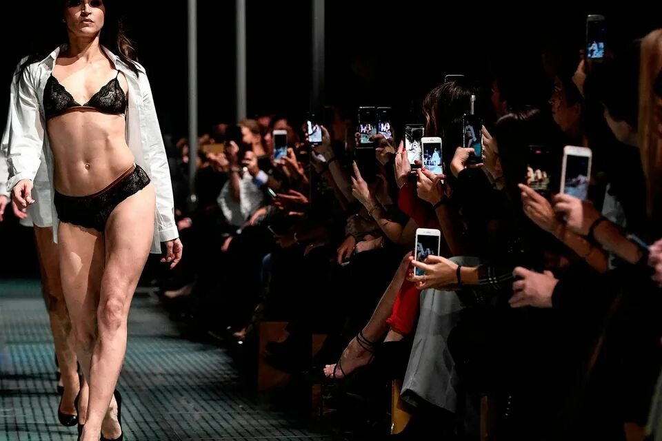 Показ мод женского нижнего Paris Haute Couture week Irish Independent