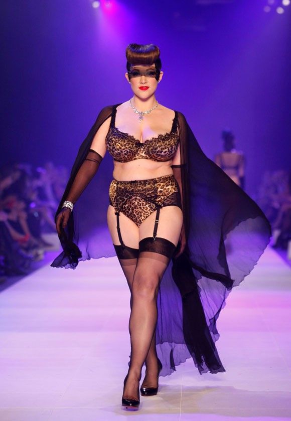 Показ мод женского нижнего Pin by Alice Sempere on ▪ FaShIoN Bazaar ▪ Dita von teese, Dita von, Melbourne f