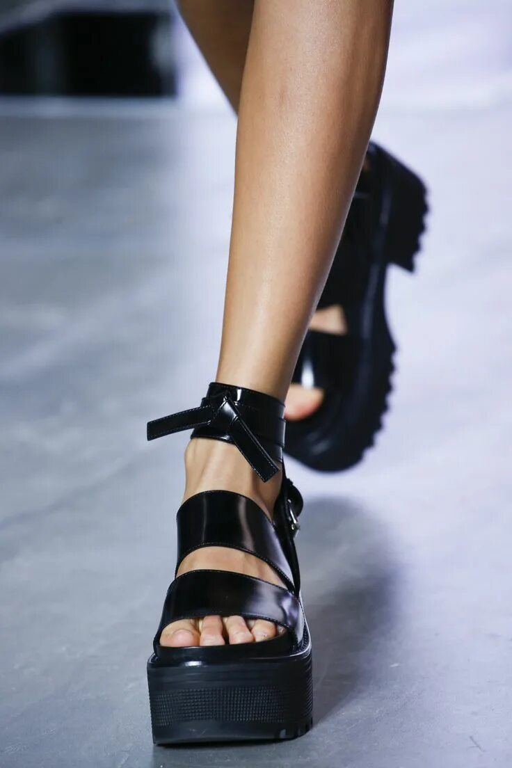 Показ модной обуви Louis Vuitton // Spring 2016 Louis vuitton shoes heels, Fashion shoes, Louis vui