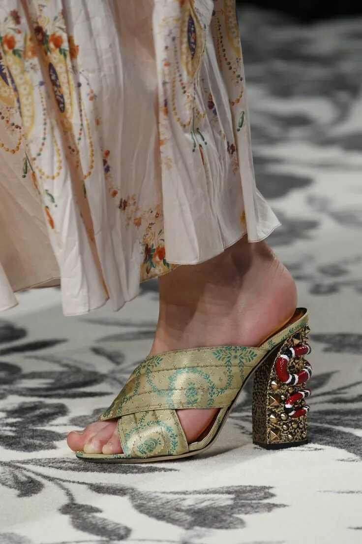 Показ модной обуви Gucci Spring 2016 Ready-to-Wear Fashion Show Details Zapatos mujer, Estilo de za