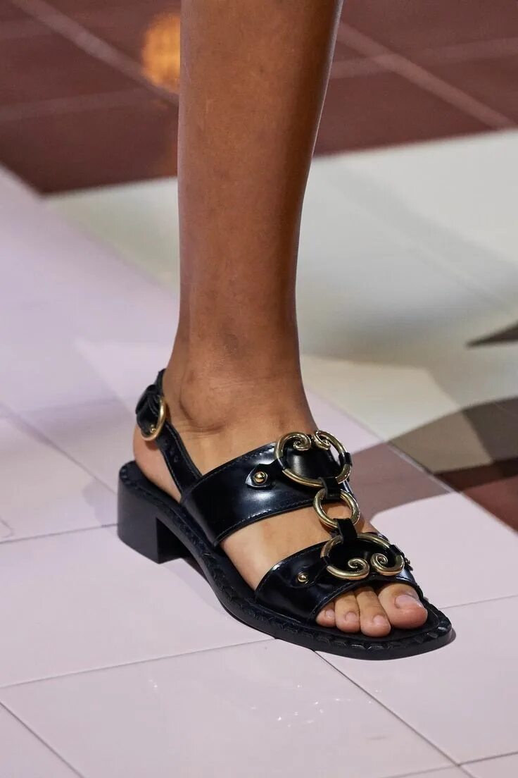 Показ модной обуви Prada Prêt-À-Porter Printemps-Été 2020 - Détails in 2019 Chanel shoes, Prada spr