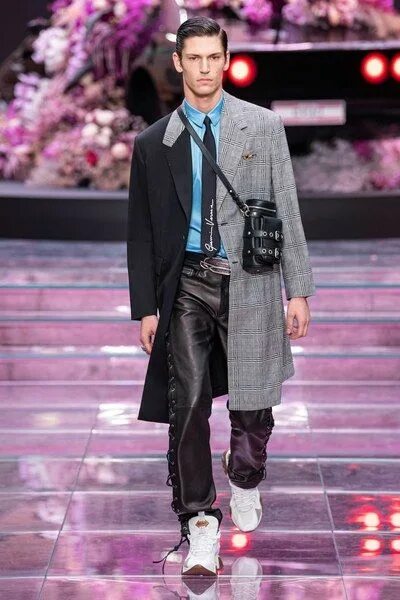 Показ моды мужской одежды Versace Spring 2020 Menswear Collection - Vogue Men fashion show, Menswear, Mens