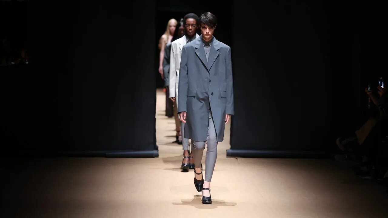 Показ моды в милане 2024 мужской Prada : 3 tendances officewear repérées au défilé printemps-été 2023 Vogue Franc