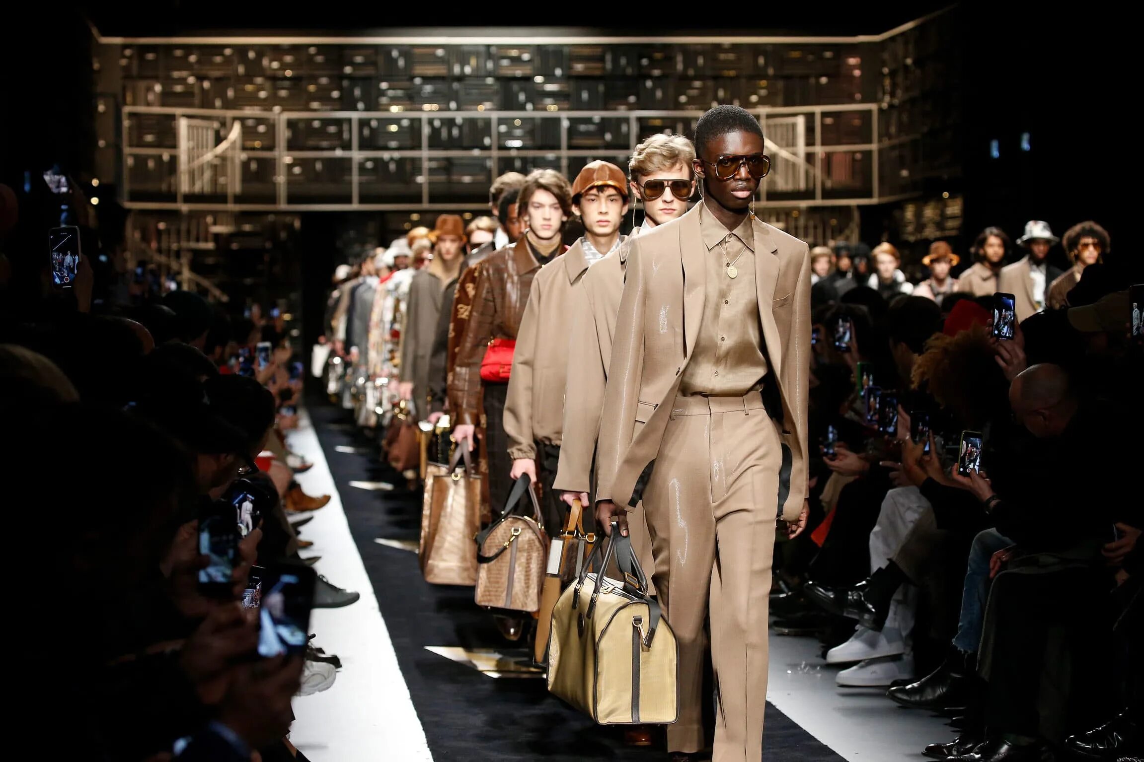 Показ моды в милане 2024 мужской Karl Lagerfeld's designs Fendi's first menswear collection for FW19