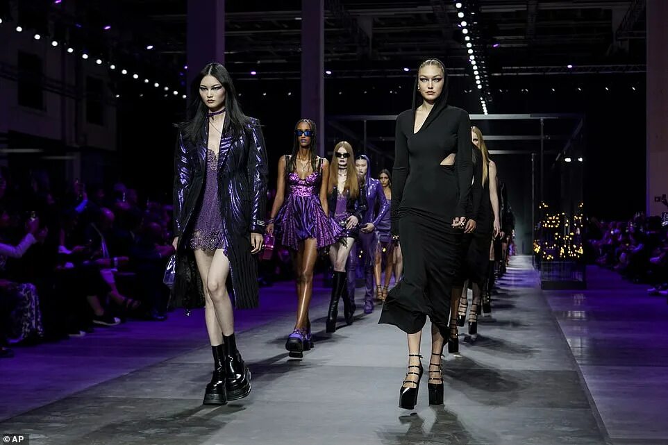 Показ моды в милане 2024 мужской GIgi and Bella Hadid, Irina Shayk and Emily Ratajkowski walk in Versace Milan Fa