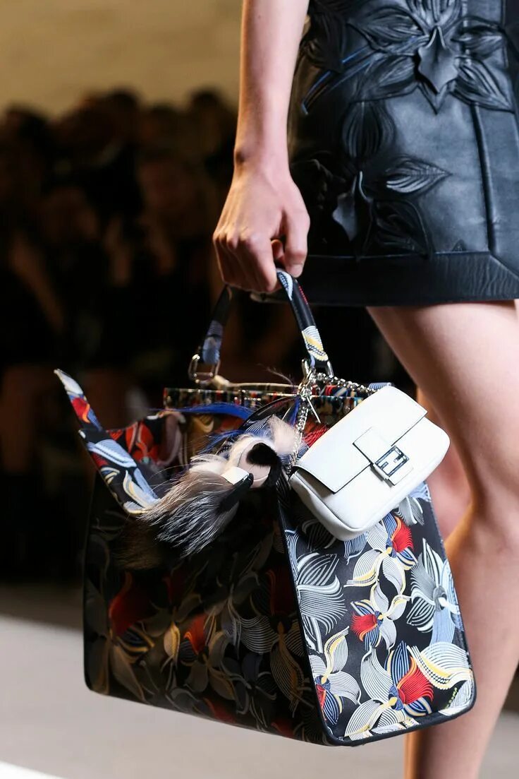 Показ сумочек Fendi peekaboo bag Spring 2015 Fendi bags, Bags, Fendi pouch