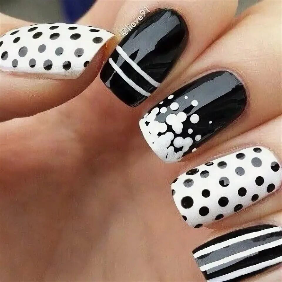 Показать черно белый маникюр Pin by Latisha Brown on Unhas Decoradas/Nail Art White nail art, Dot nail design