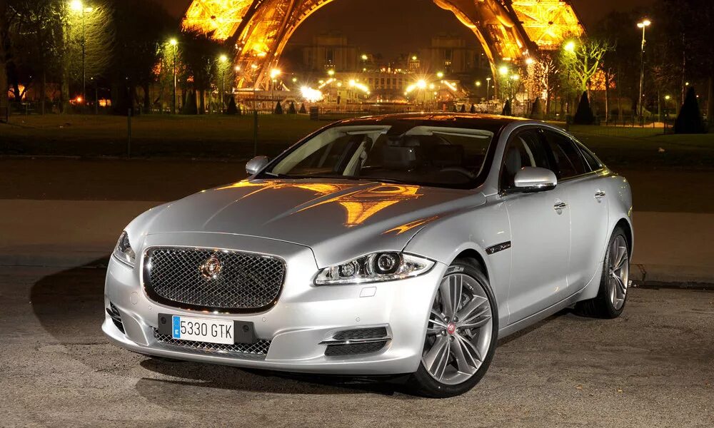 Показать фото авто Тест-драйв Jaguar XJ: флагман со сломанным рогом :: Autonews