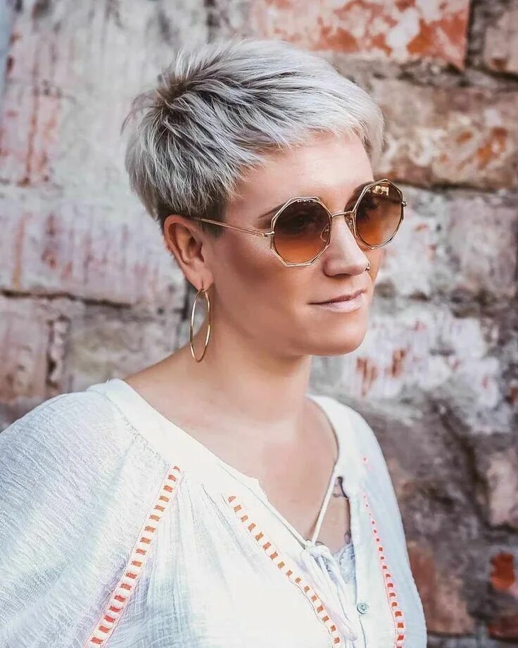 Показать фото коротких стрижек для женщин Coiffures pour femmes 40 ans : Meilleurs 100 coiffures élégantes Blonde pixie ha