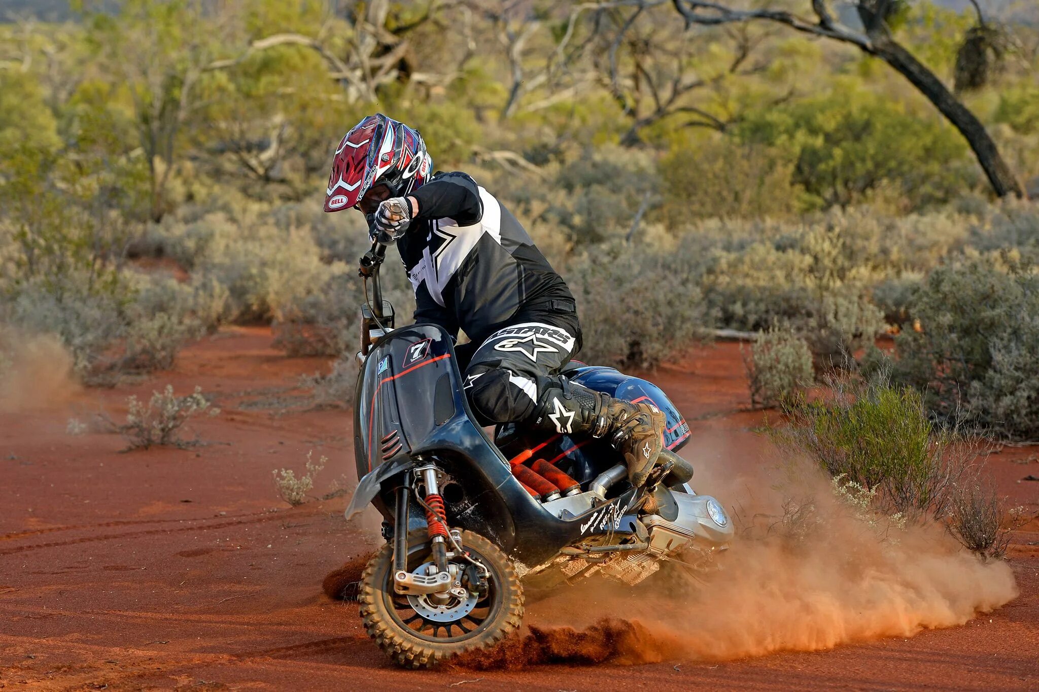 Показать фото крутых скутеров для бездорожья The Vespa Desert Racer Vespa sprint, Vespa, Australianos