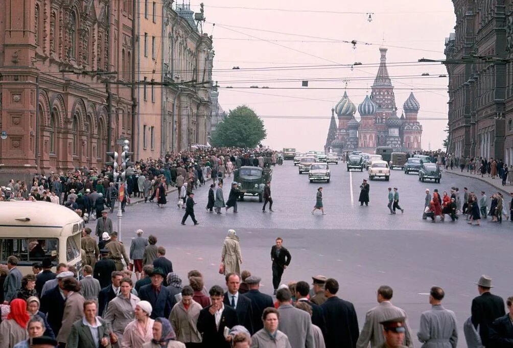 Показать фото советского время Оживлённые улицы Москвы 1961 года. Качество фото шикарное. 2023 Винтаж История в