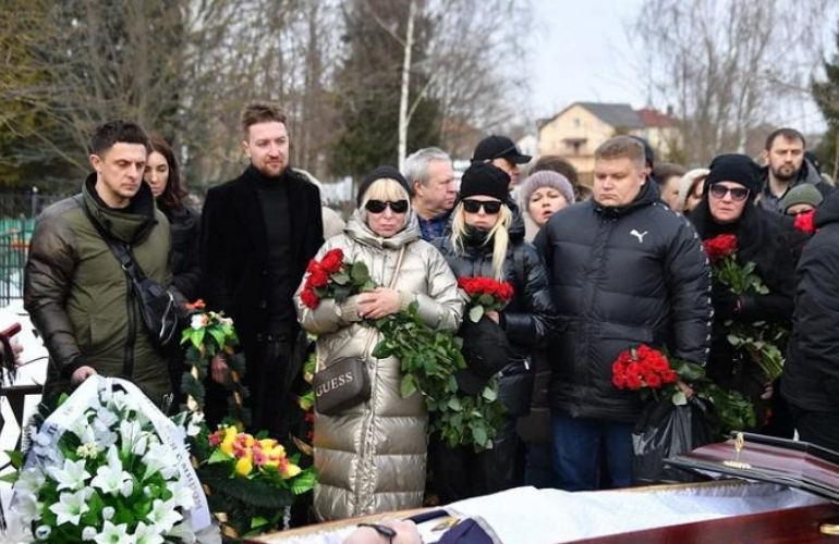 Показать фото вячеслава добрынина в гробу Почему Вячеслава Зинурова похоронили в темных очках