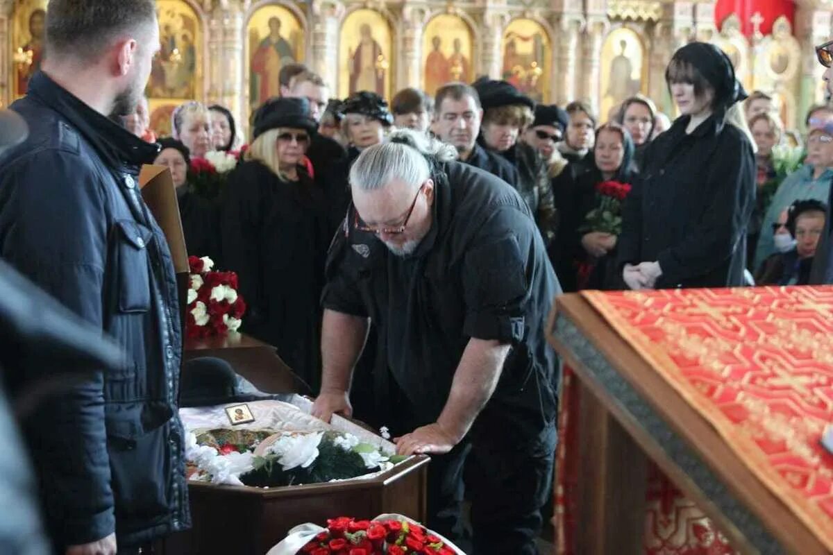 Показать фото вячеслава добрынина в гробу В Щелково завершилось отпевание модельера Вячеслава Зайцева - МК Московская обла