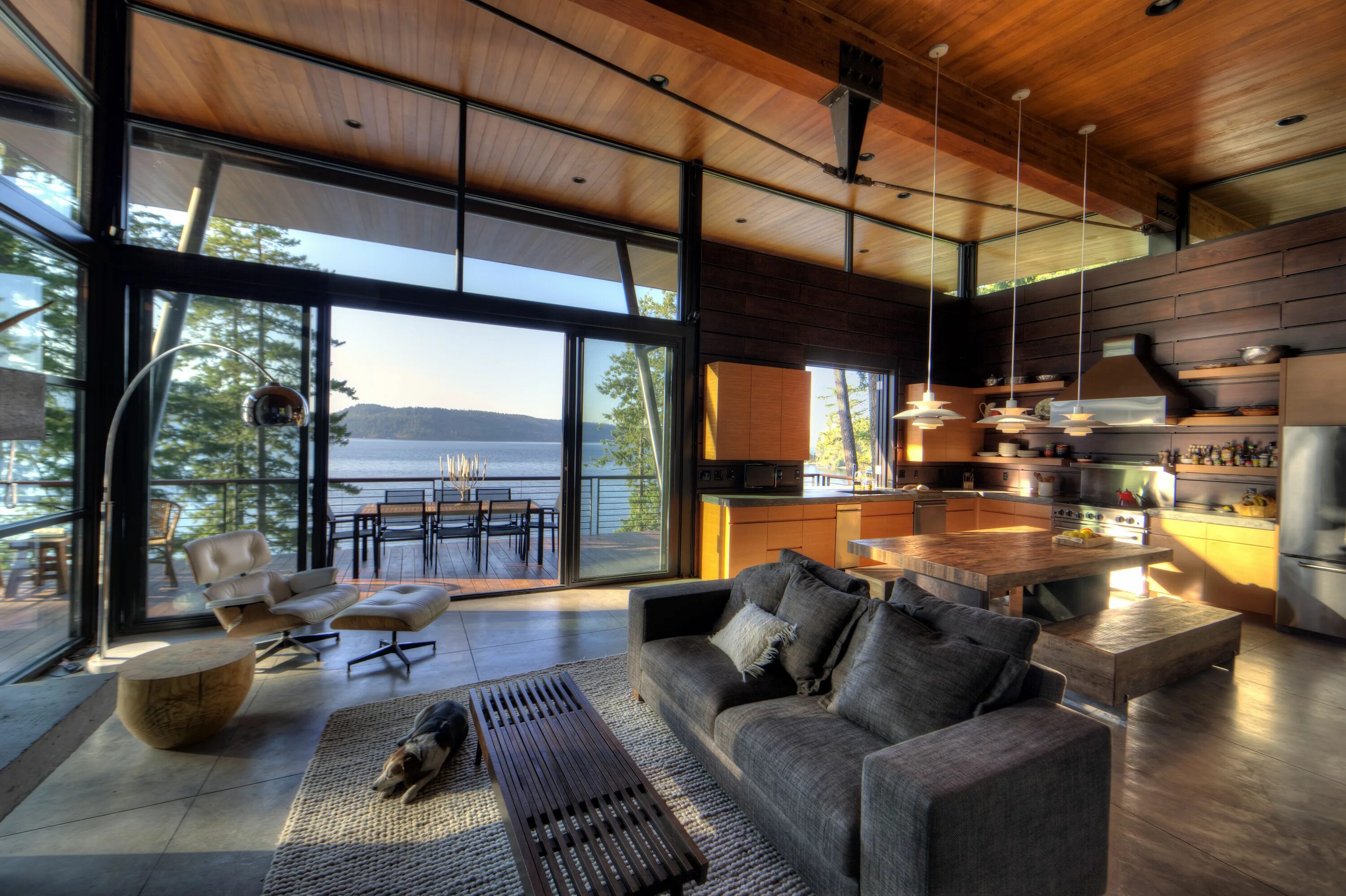 Показать интерьеры домов Contemporary House w/ natural Wood, Stone & Glass perched above Coeur D’Alene La