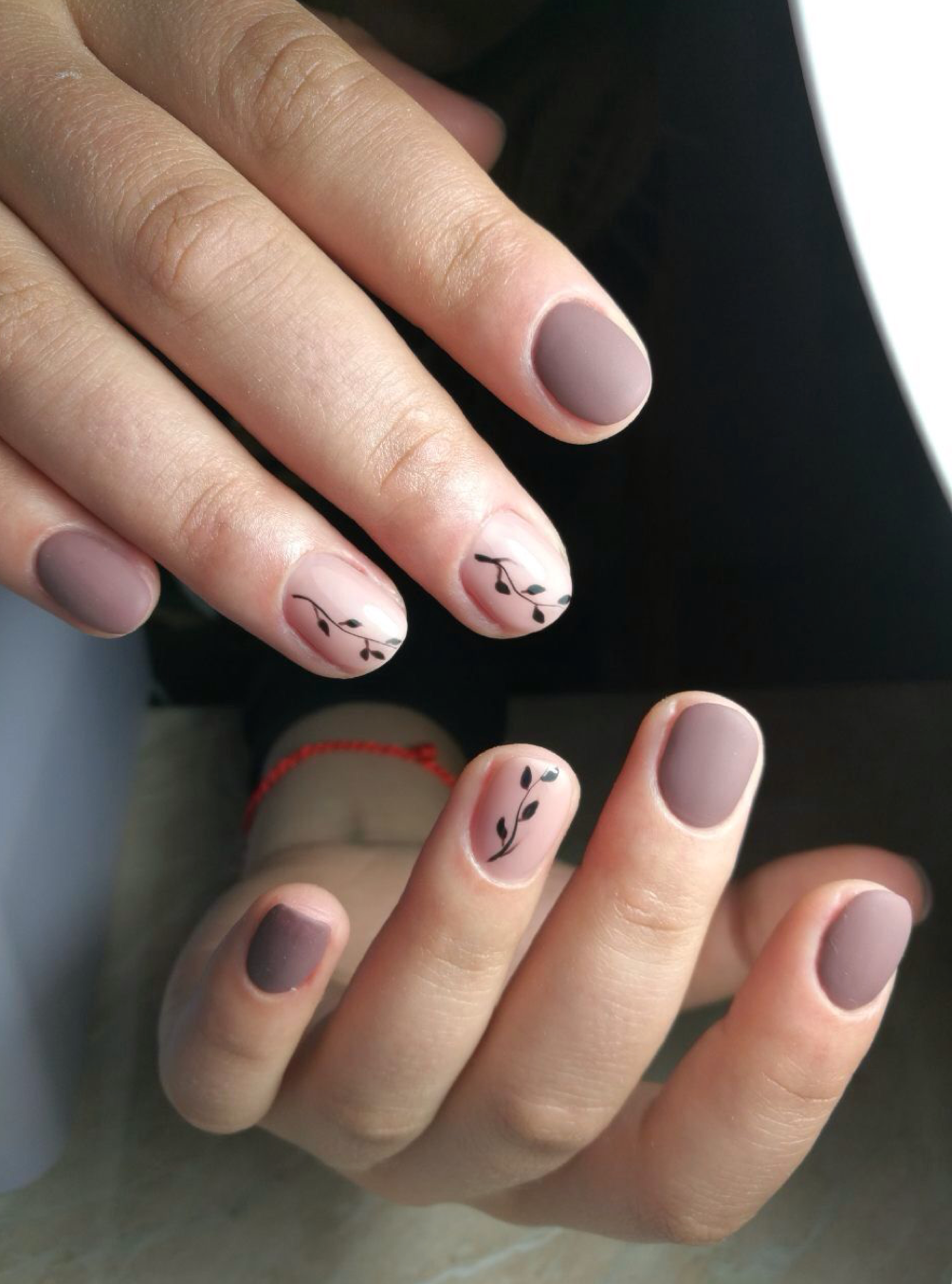 Показать красивый маникюр на короткие ногти Simple vine design on nude nails Floral nail art, Floral nails, Floral nail desi