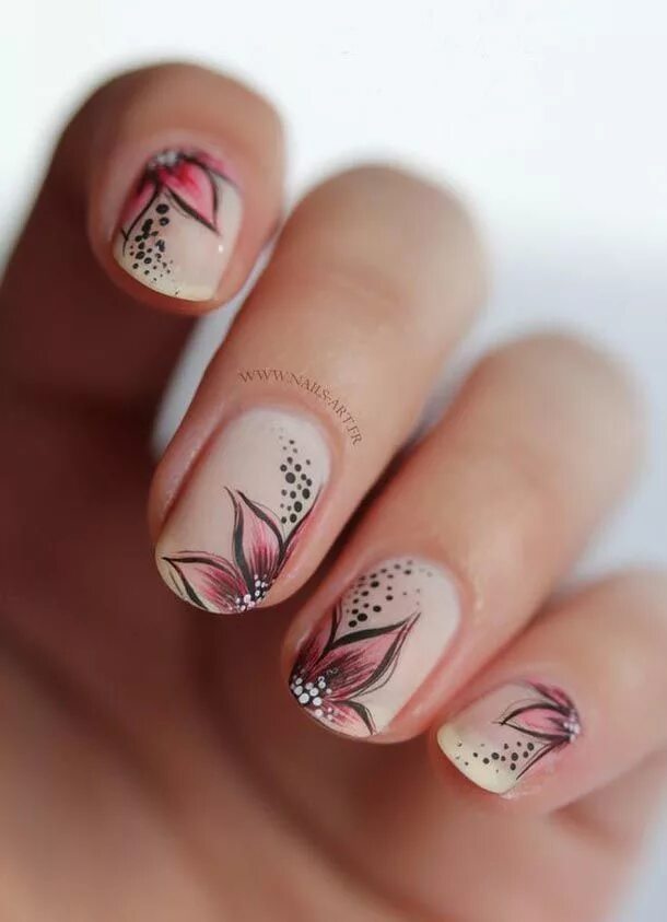 Показать красивый маникюр с рисунком Diseños florales que debes pedir la próxima vez que te hagas manicure Diseños de