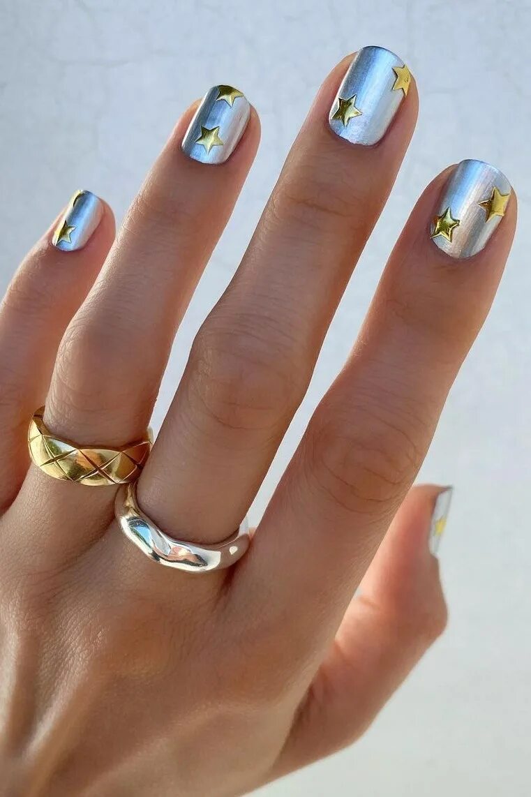 Показать красивый модный маникюр 5 nail art design trends for Christmas and New Year Vogue India