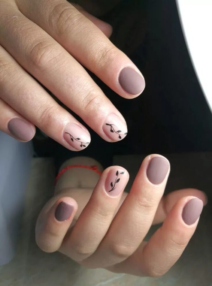 Показать маникюр на коротких Simple vine design on nude nails Floral nail art, Floral nails, Floral nail desi