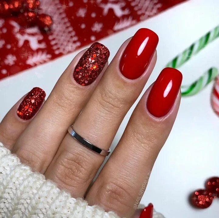 Показать маникюр с красным цветом 25+ Fabulous Christmas Nail Designs - Emerlyn Closet Christmas nails, New years 