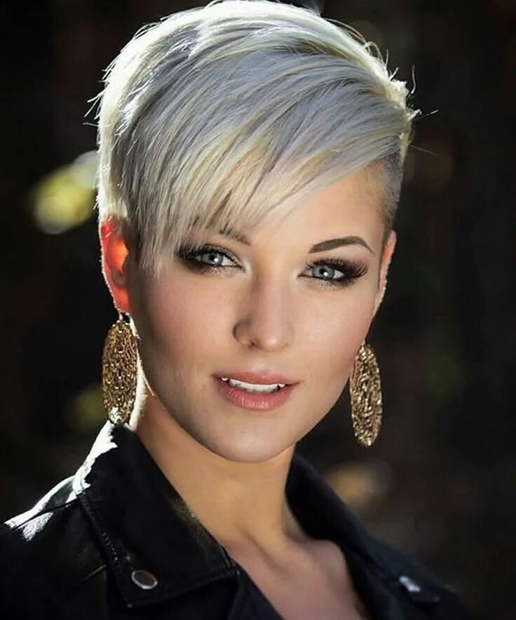 Показать модные прически женские Straight short haircut layered hairstyle Stylish short hair, Short hair styles, 