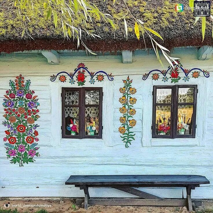 Показать оформление фасада деревенского дома En este pueblo en Polonia todo termina pintado con flores de colores (Zalipie) -