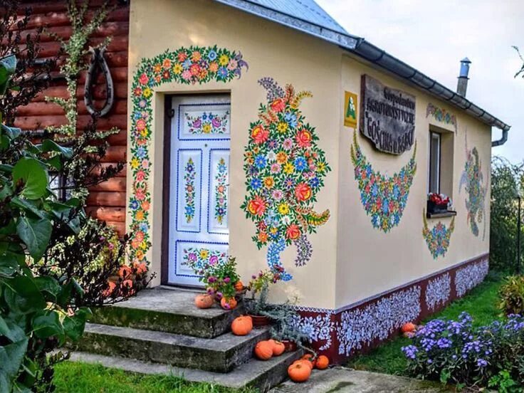 Показать оформление фасада деревенского дома Zalipie, le village le plus folklorique de Pologne House painting, Facade house,