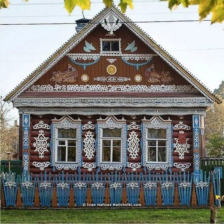 Показать оформление фасада деревенского дома Pin on Домовая резьба Russian architecture, Window art, House painting