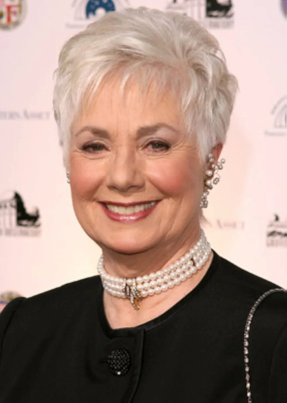 Показать прически для женщин 60 лет Shirley Jones