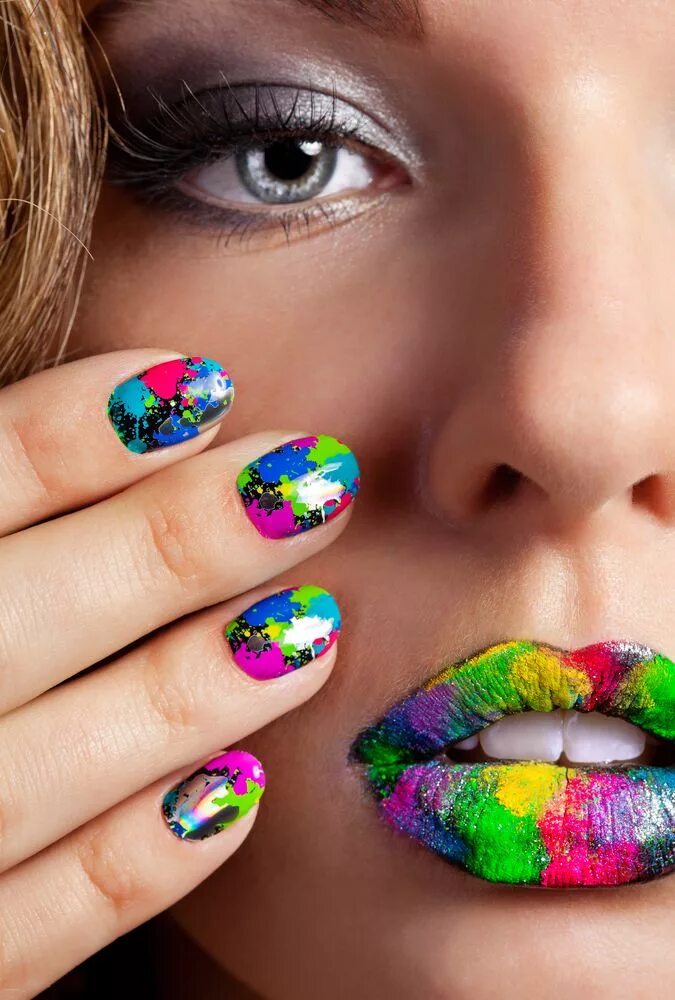 Показать яркий красивый маникюр Half face of attractive girl with beautiful multicolor holographic Minx nails an