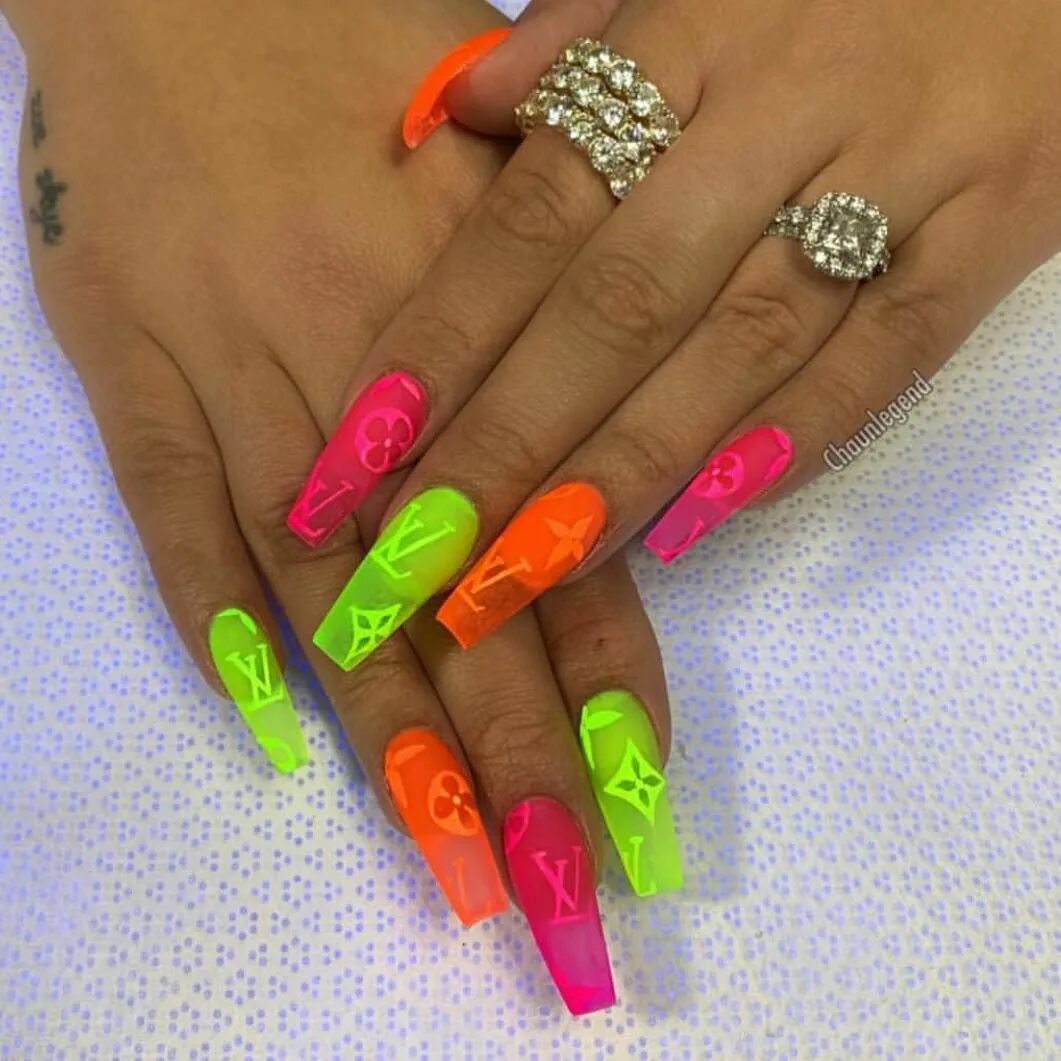 Показать яркий красивый маникюр Slika može sadržavati: jedna ili više osoba Neon nails, Nail designs, Long acryl