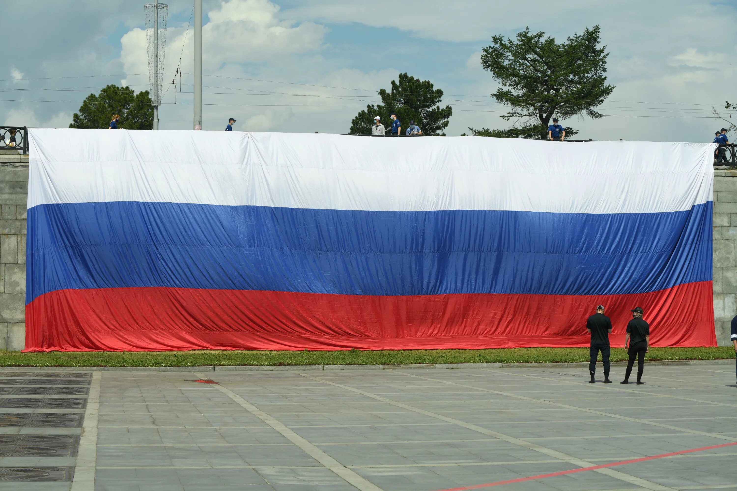 Покажи фотку как выглядит флаг россии Проекты российского флага