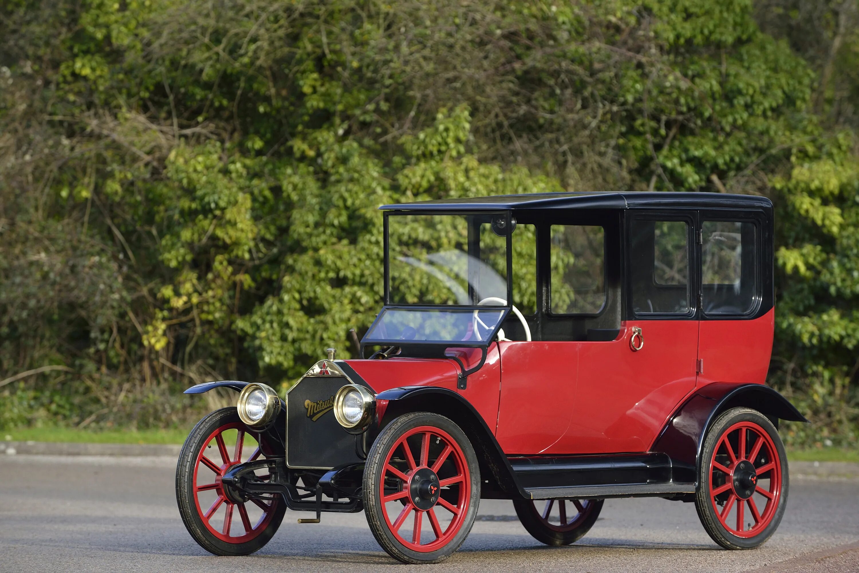 Покажи фото 1 автомобиля Компании Mitsubishi исполнилось 100 лет