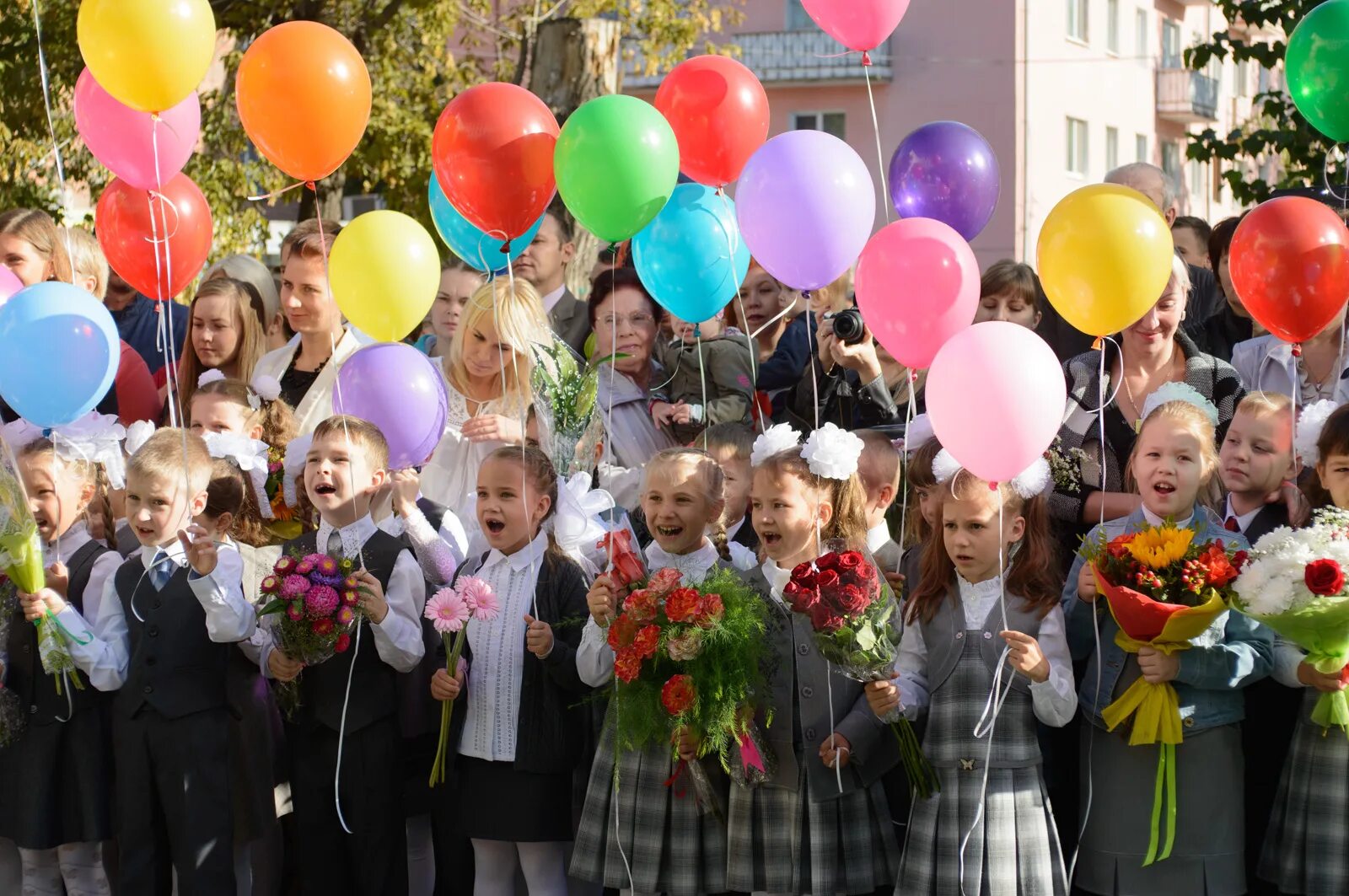 Покажи фото 7 школы В седьмой школе праздник, День знаний