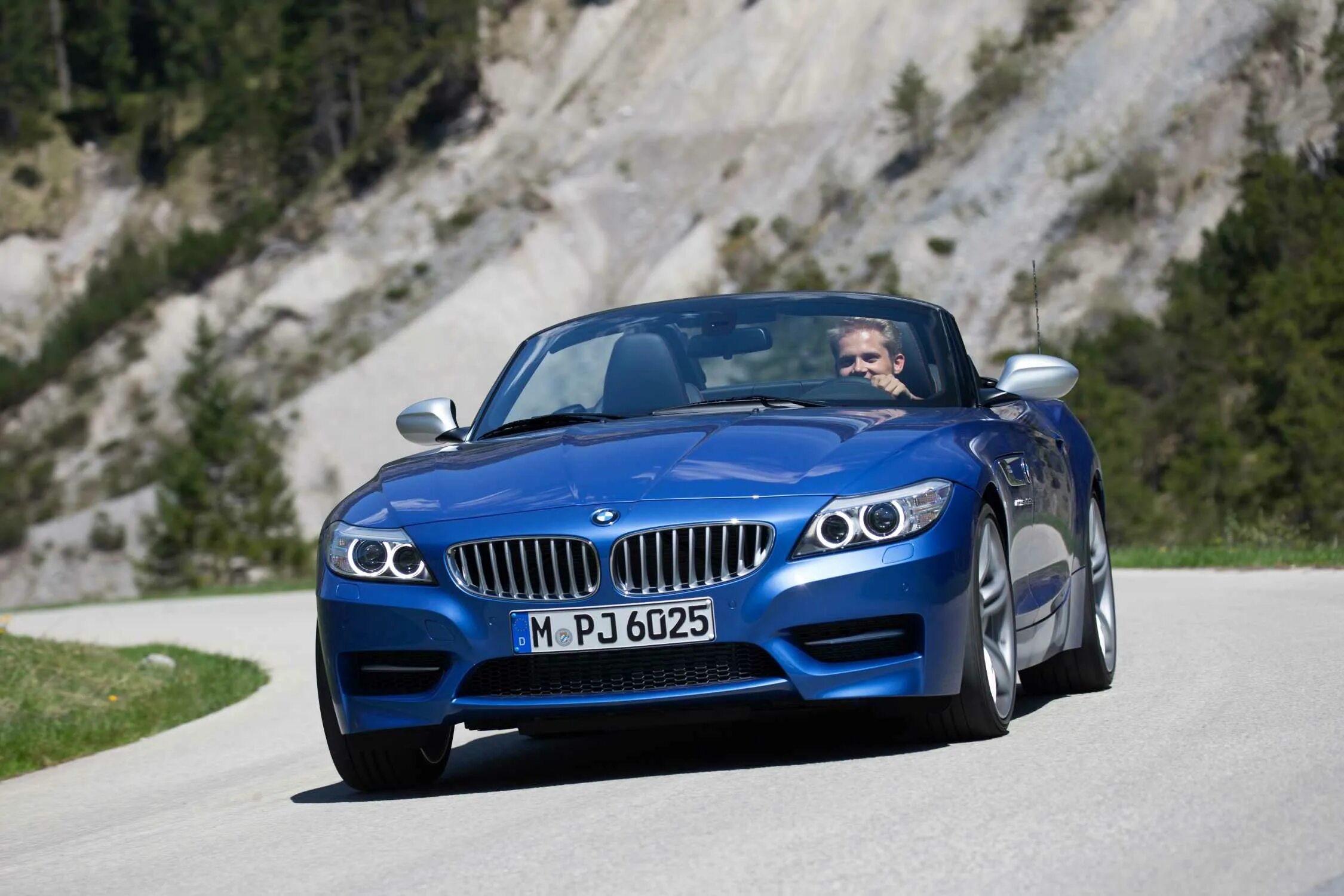 Покажи фото бмв The new BMW Z4 in Estoril Blue metallic (07/2015).