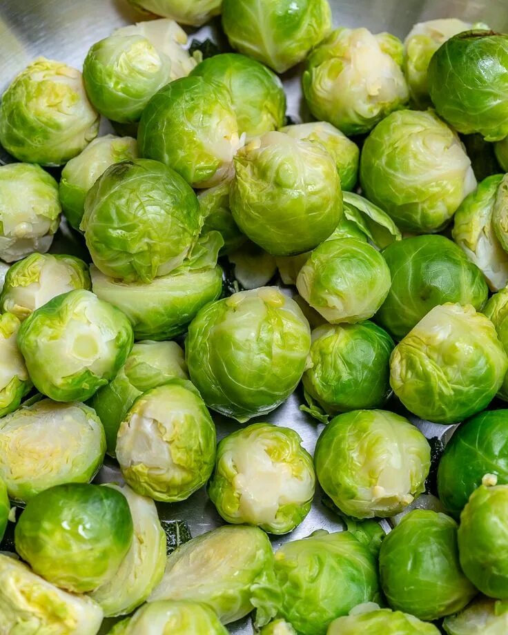 Покажи фото брюссельской капусты Garlic Sage Brussels Sprouts for a Crowd Pleasing Side Dish! Recipe Brussel spro