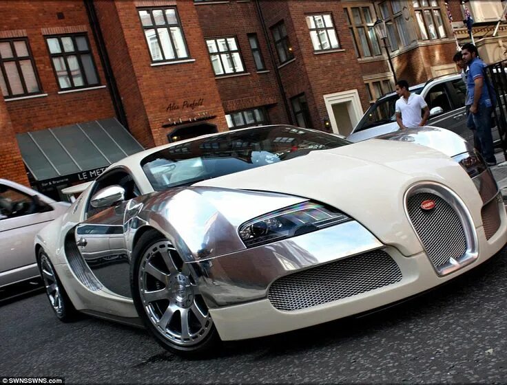 Покажи фото дорогих машин Russian woman parks her crystal-encrusted Mercedes outside hotel Bugatti veyron,